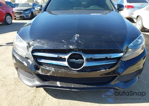 2018 Mercedes-Benz C 300 z USA, uszkodzony, nr VIN 55SWF4JB1JU254995